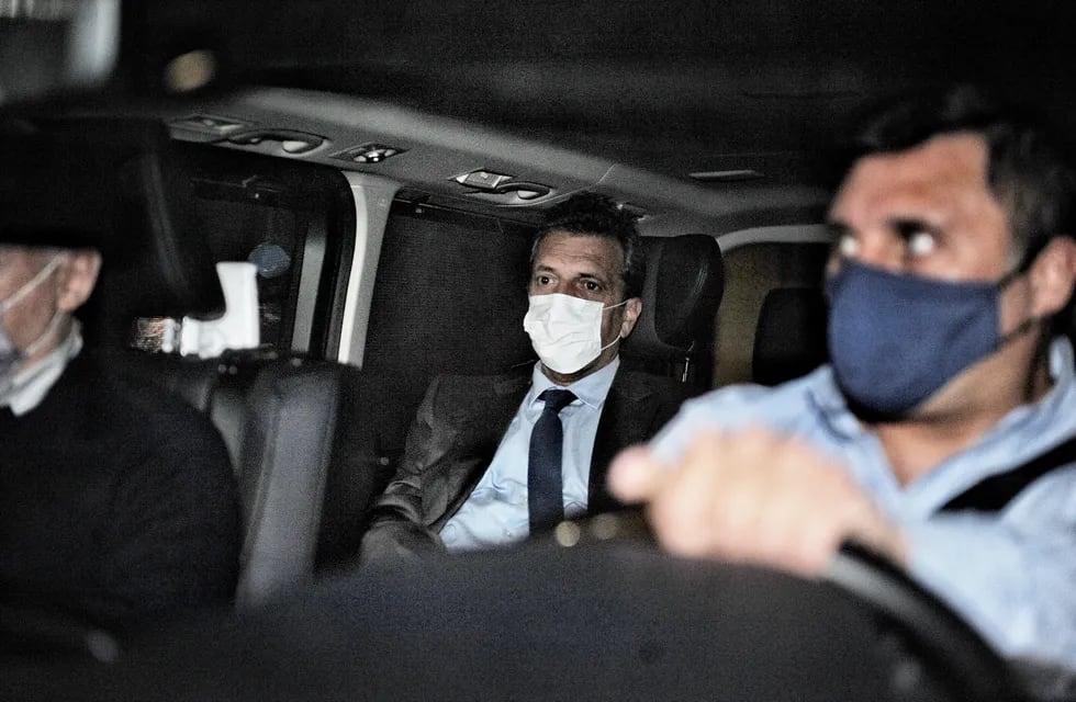 Sergio Massa saliendo de sus oficinas tras la reunión del Frente Renovador el miércoles (Clarín)