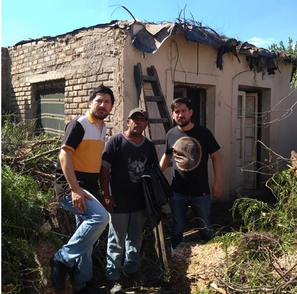 Los hermanos Vilchez, en su recorrida por la zona afectada por el tornado, en Palmira.