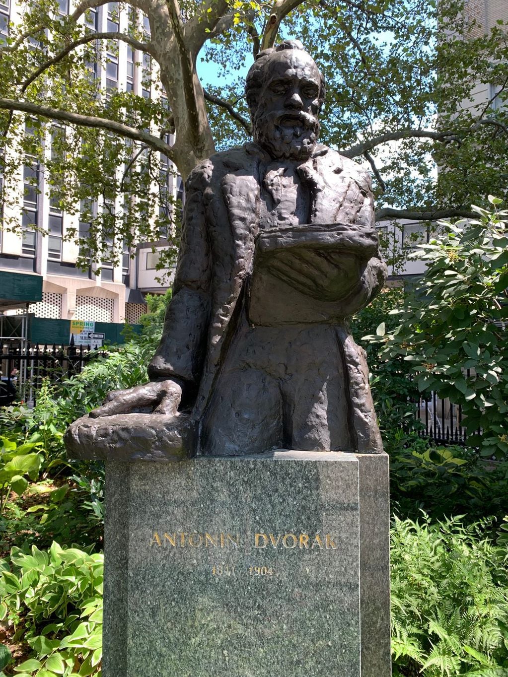 Escultura conmemorativa de Dvorak cerca de la casa que ocupó en Nueva York.