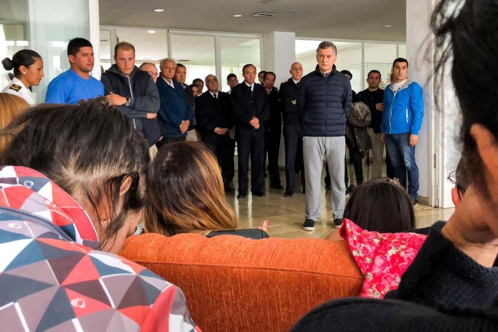 El presidente Mauricio Macri en reunión con familiares de los tripulantes del ARA San Juan en la base naval. (AP)