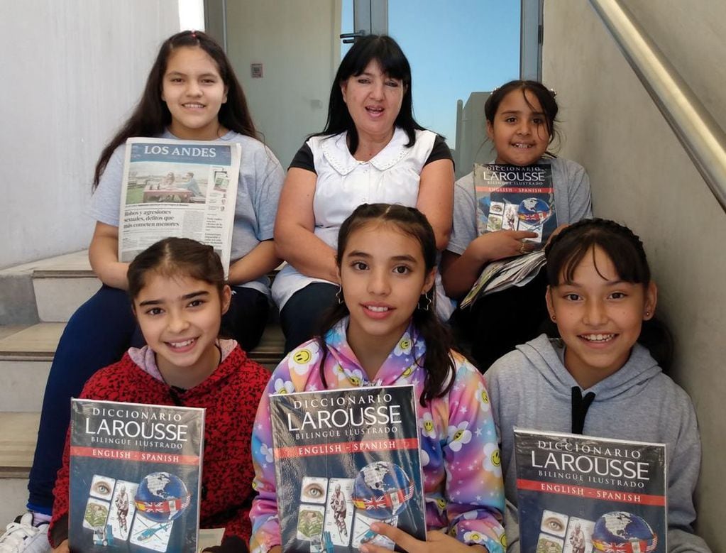 Samira, Yanela, Tatiana, Azul y Morena, acompañadas por Carina Rodríguez, su docente.


