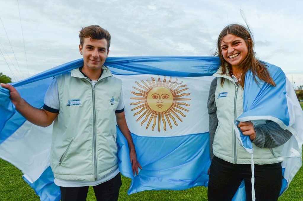 
    Los campeones mundiales de nacra 15, Dante Cittadini y Teresa Romairone. (Foto: Pablo Elías/Buenos Aires 2018)
   