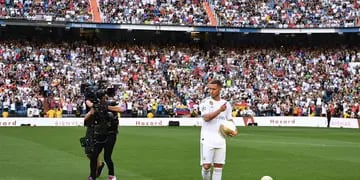 El ex jugador del Chelsea se puso por primera vez la camiseta merengue en el Santiago Bernabeu ante 50 mil personas.