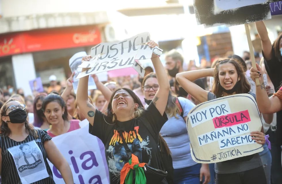 Marcha en Rojas por el femicidio a Úrsula (foto: Clarín)
