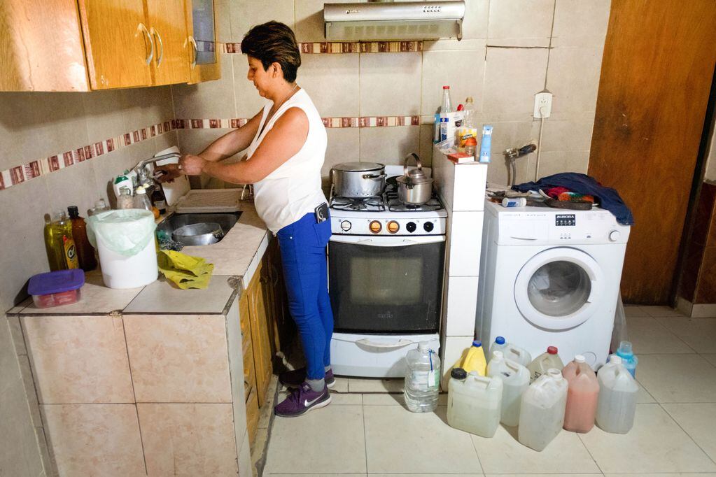 Lavar los platos, limpiar la casa e higienizarse se vuelve una odisea en barrios de Godoy Cruz, Ciudad y Las Heras. 