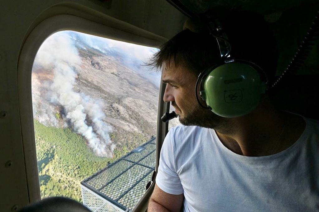 Incendios en el Parque Los Alerces Chubut, el gobernador Ignacio Torres vigilando los incendios. (Télam)