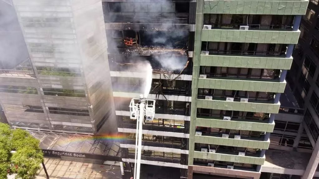 Una espesa nube de humo negro emanó del sexto y séptimo piso del edificio contiguo a la Secretaría de Trabajo (Gentileza / Infobae)
