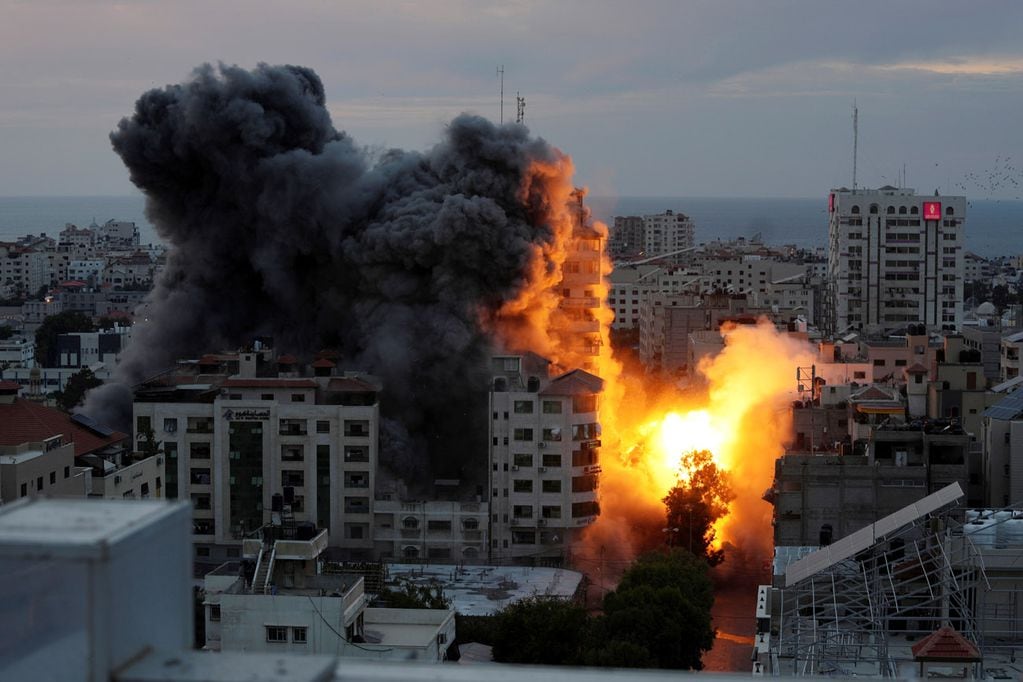 Una bola de fuego y humo se eleva a partir de una explosión en una torre de apartamentos palestina luego de un ataque aéreo israelí en la ciudad de Gaza. (AP)