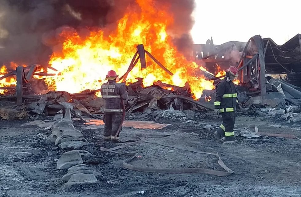 Bomberos continúan trabajando en la fábrica de plástico incendiada en San Rafael.
