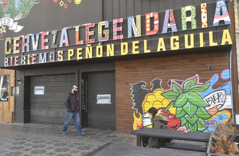 Anoche los inspectores municipales clausuraron la cervecería Peñón del águila, sobre Villanueva antes de Martínez de Rosas. / Orlando Pelichotti