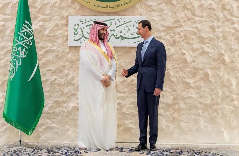 El príncipe heredero de Arabia Saudita,  Mohamed bin Salmán, da la bienvenida al presidente sirio, Bashar al Assad, a la cumbre de la Liga Árabe en Yedá que se celebra este viernes 19 de mayo de 2023.