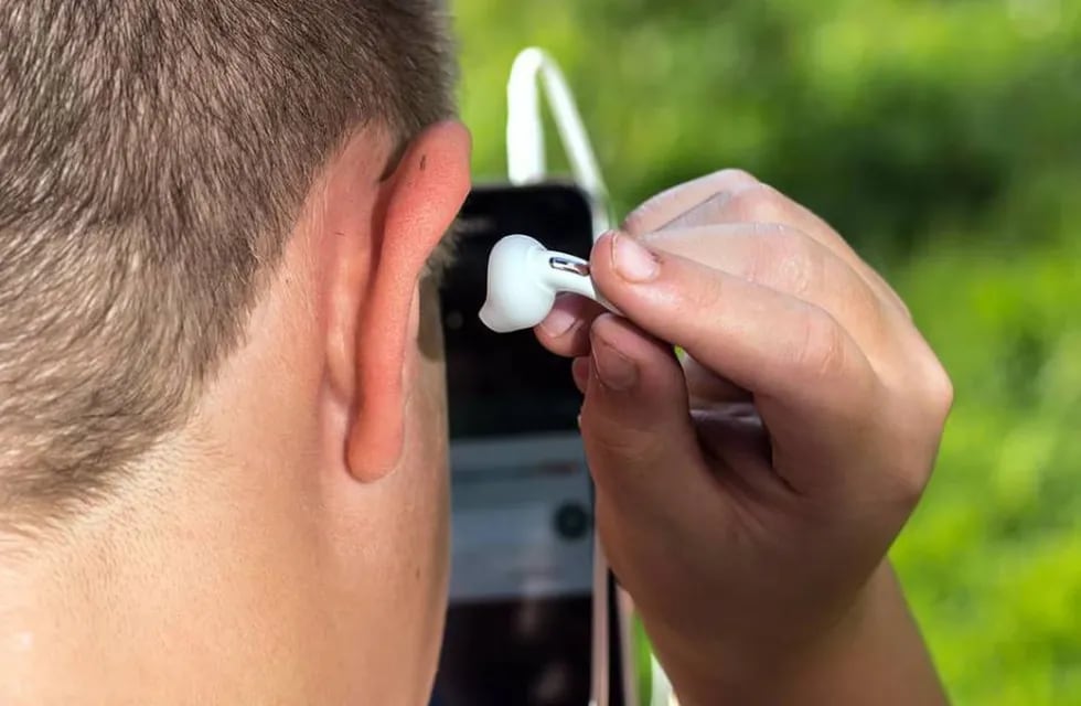 Según la OMS, no se debe sobrepasar el 60 % del nivel máximo de sonido de los auriculares. Imagen ilustrativa / Web