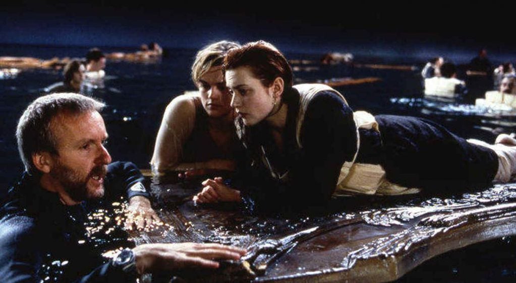 James Cameron junto a Jack (Leonardo DiCaprio) y Rose (Kate Winslet)