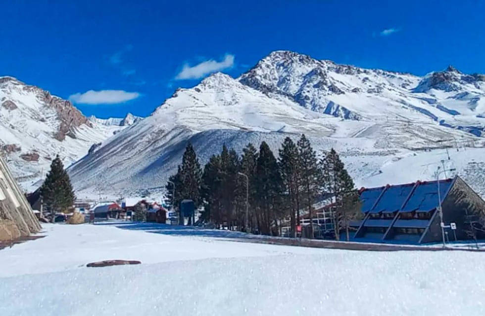La nieve llegó a Las Leñas y los lugareños aguardan más para poder abrir las pistas de esquí. / gentileza Agustín Silva