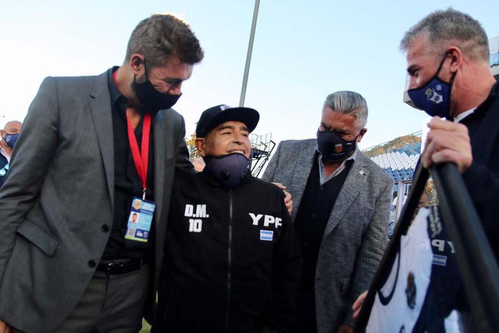 ID:4887254 Diego Armando Maradona Marcelo Tinelli Chiqui Tapia

encuentro entre Gimnasia y Patronato de Paraná en el estadio Juan Carlos Zerillo, en duelo correspondiente a la primera fecha, grupo 6, del certamen
Liga Profesional de Fútbol | En casa (@LigaAFA) | Twitter