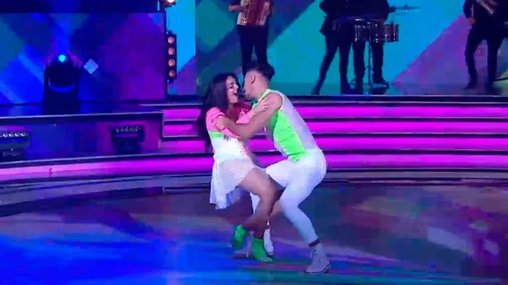 Ángela Leiva y Jonatán Lazarte bailaron cumbia.