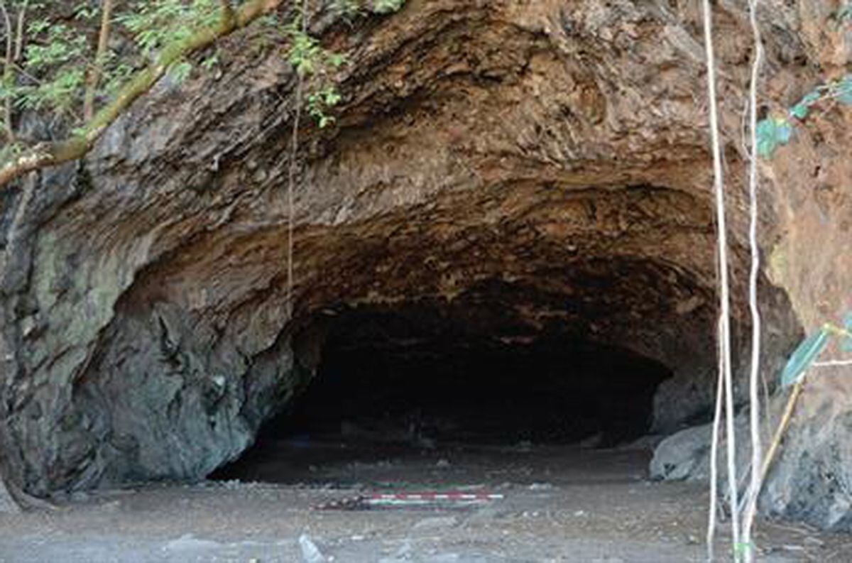 Entrada a la cueva de Makpan donde fue descubierto el enterramiento. Foto Europa Press.
