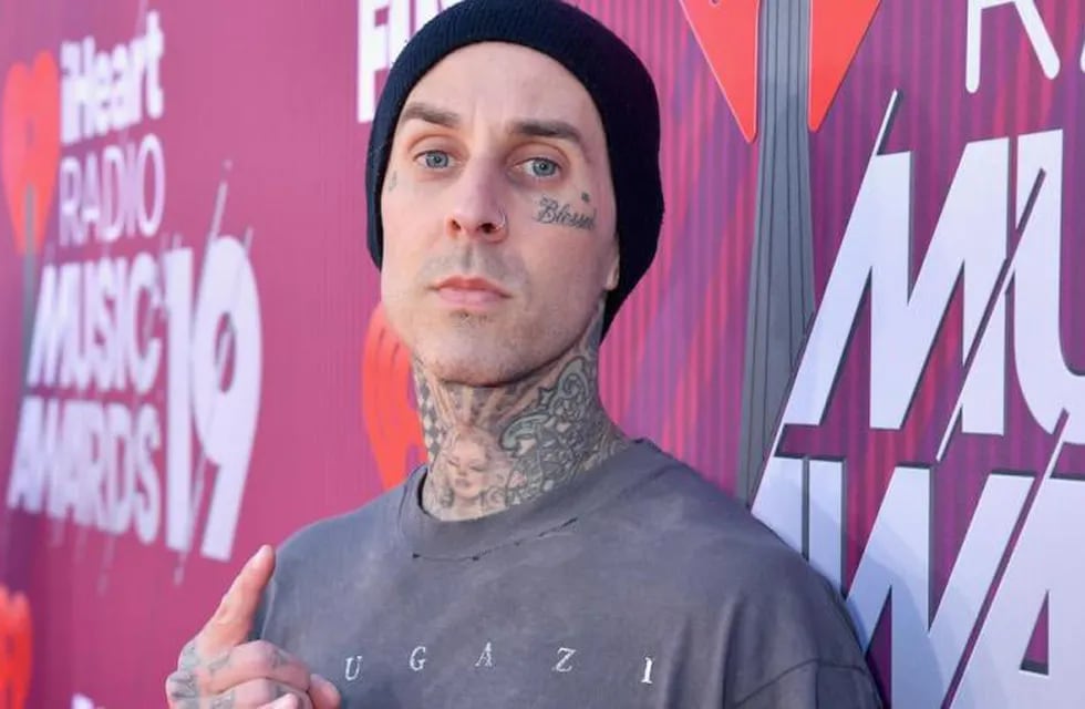 Travis Barker, el baterista de Blink 182, fue hospitalizado de urgencia