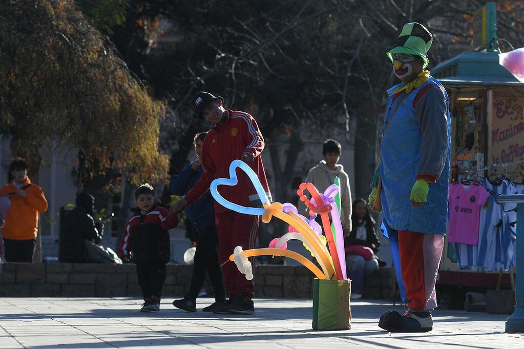 Vacaciones de invierno en Mendoza, turistas disfrutan de la plaza Independencia de Ciudad
Foto: José Gutierrez / Los Andes