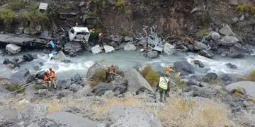 Un chofer brasileño chocó contra un cobertizo en los Caracoles de Chile, cayó al río y murió
