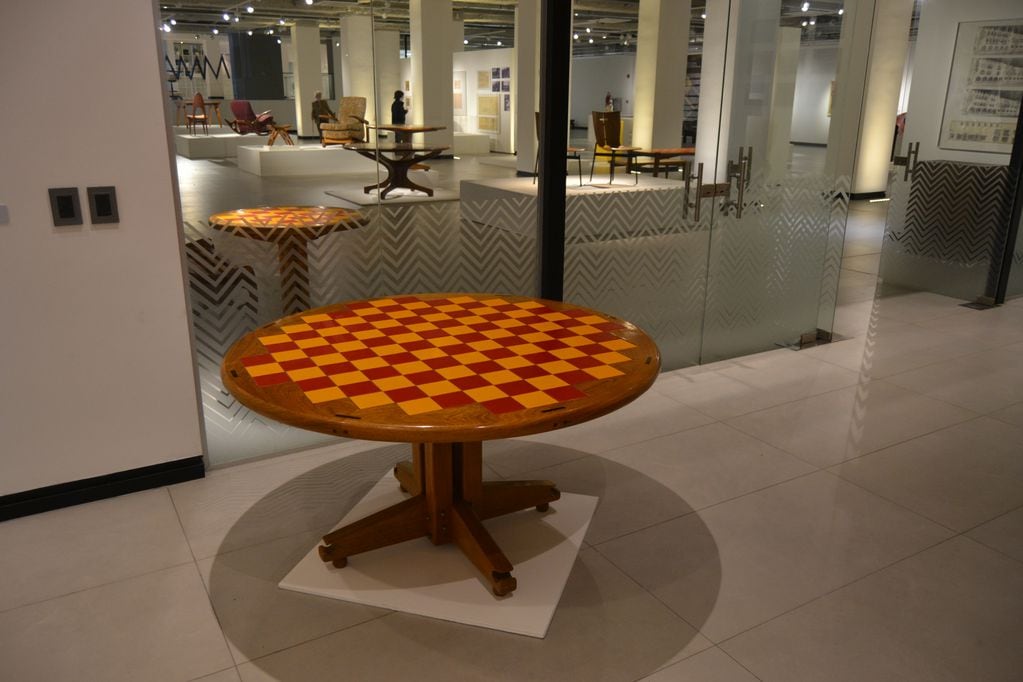 Una de las mesas diseñadas por Casnati.