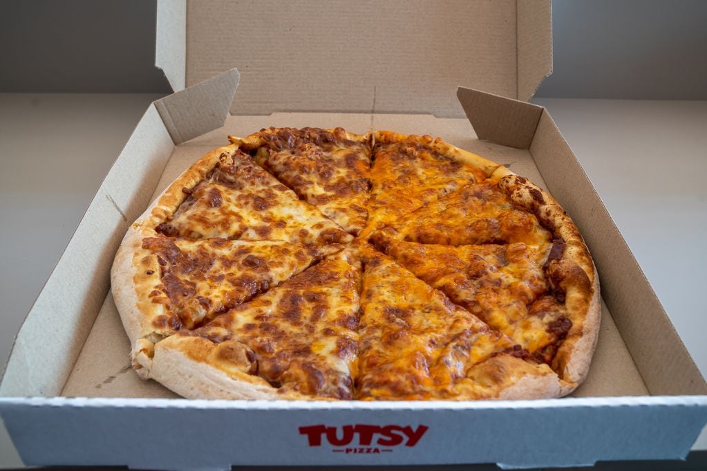 Tutsy Pizza: mitad clásica y mitad 4 quesos - Fotos: Pablo Tello