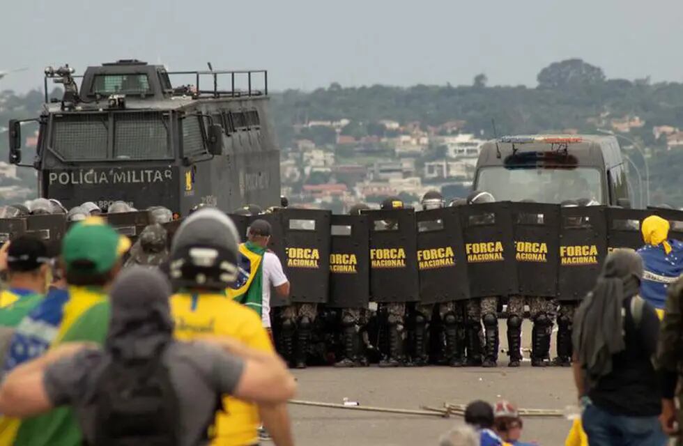 La policía militar desalojó el campamento montado en Brasilia desde el que se organizó el intento de golpe de estado en Brasil.