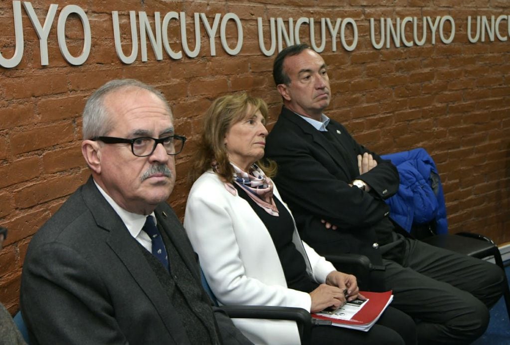 El ex ministro de la Corte Alejandro Pérez Hualde, junto a los candidatos del Interclaustro. Foto: Orlando Pelichotti / Los Andes