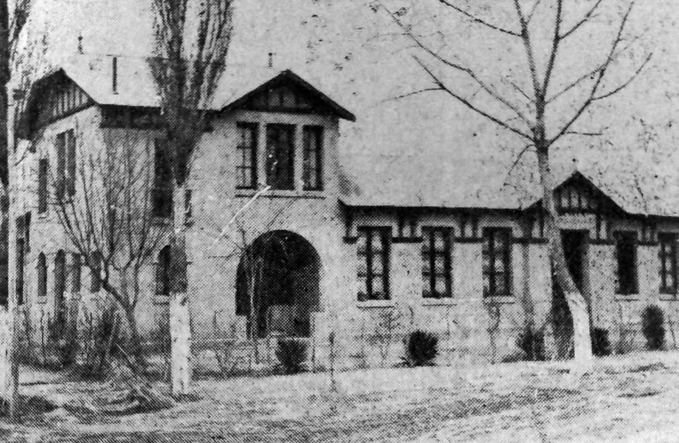 Escuela Juan Lavalle en Villa Tulumaya, Lavalle, construida a finales de la década de 1920 (Fuente: La Quincena Social, n. 553-554, julio de 1942).
