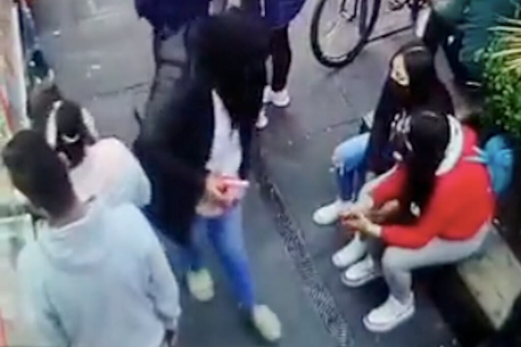 Dos mujeres fueron agredidas por otra cuando se besaron en la calle.