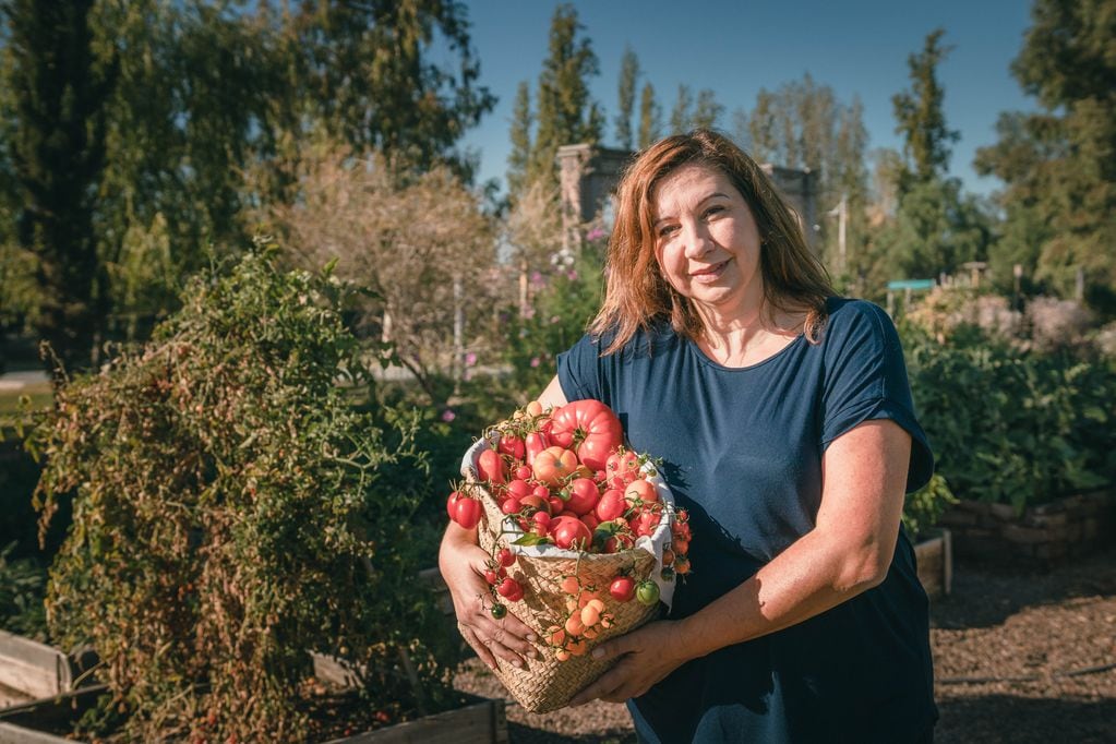 María Sance, de Casa Vigil y proyecto "Labrar", con tomates de la huerta orgánica en Chachingo. Foto: Gentileza Casa Vigil