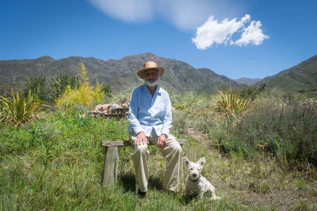 Julio Ozán Lavoisier, en su remota casa de La Crucecita; frente a la reserva natural que ha creado. Foto: Ignacio Blanco / Los Andes.