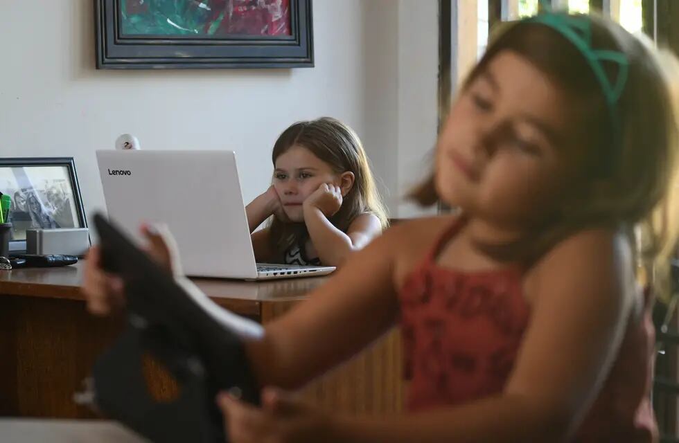 ¿Celular si o no? Un tuit viral generó una discusión sobre si es correcto darle el teléfono a los hijos para entretenerlos. / Foto: José Gutiérrez