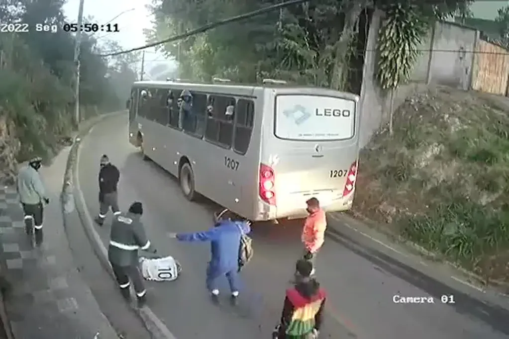 Un ladrón recibió una paliza cuando intentó asaltar a una mujer. / Foto: Captura de video