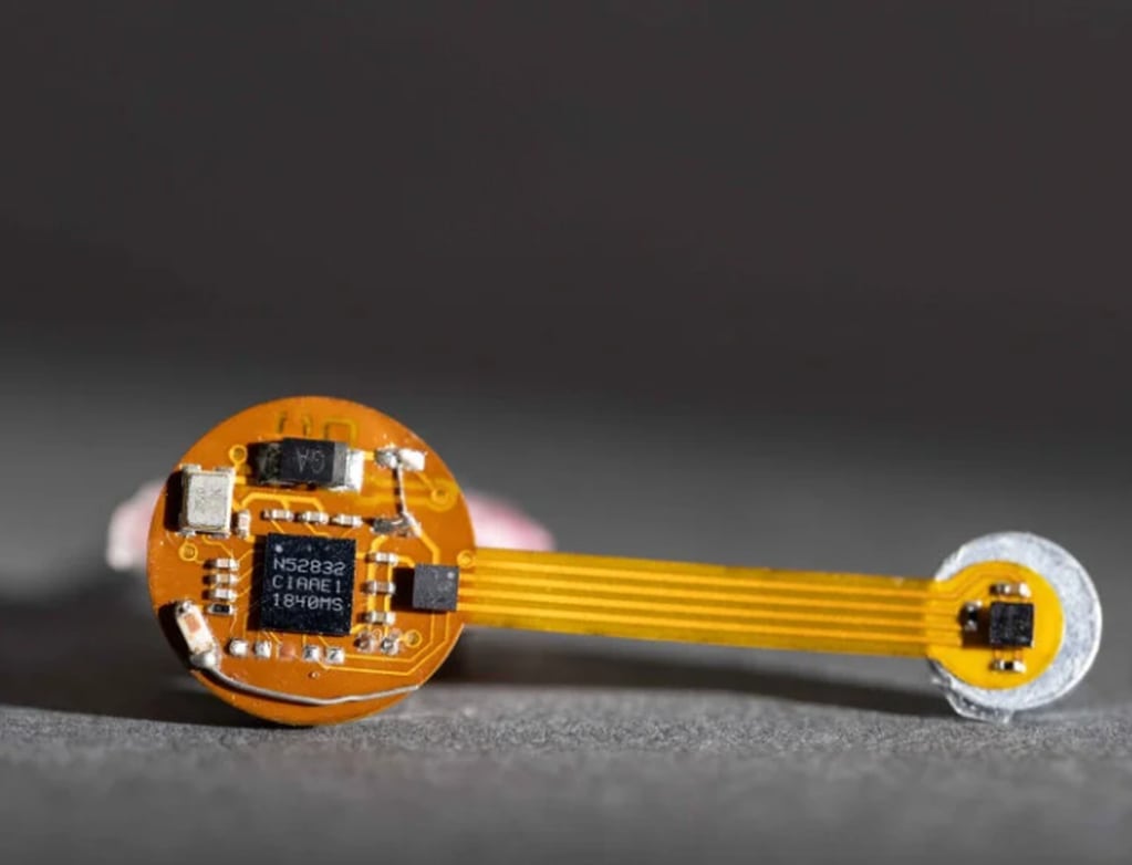 Los desarrolladores optaron por una estructura formada por un chip Bluetooth, una batería, dos sensores de temperatura y una antena.
 Foto: Raymond Smith