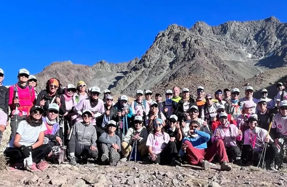 Mujeres con cáncer de mama o recuperadas de la enfermedad salieron en excursión el pasado viernes y llegaron el domingo al anochecer al Valle de las Lágrimas, donde ocurrió el “milagro de los Andes”. | Foto: gentileza