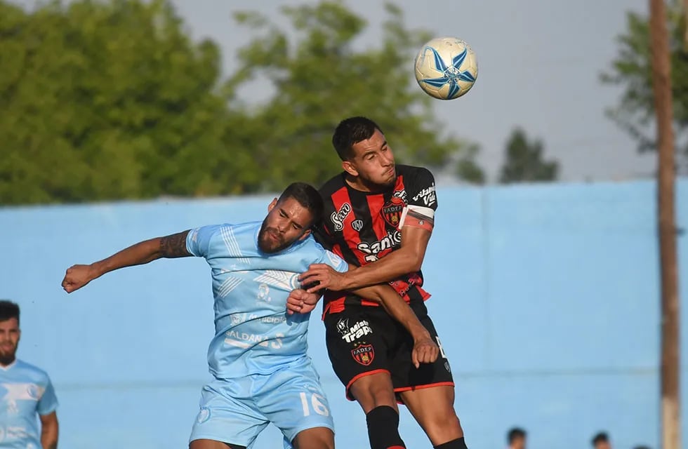Salinas (16) se eleva en busca del balón con Marciante. Gutiérrez y FADEP empataron sin goles. Foto: José Gutiérrez