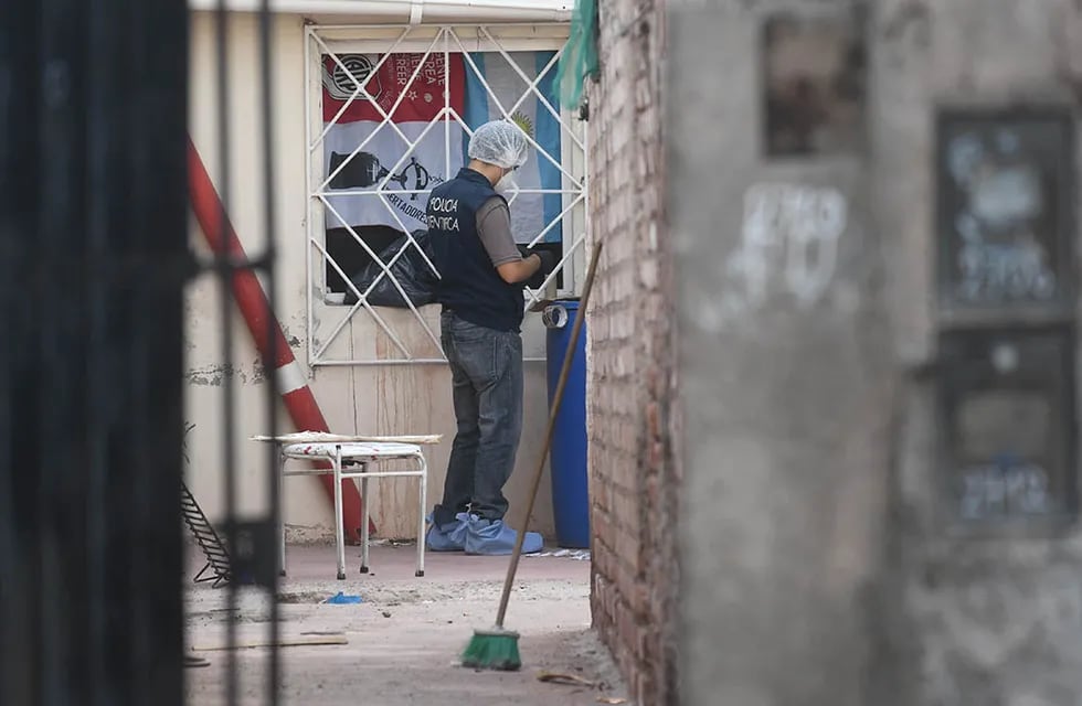Efectivos de Policía Científica trabajando en la vivienda donde ocurrió el crimen ayer el mediodía. / Foto: José Gutiérrez/Los Andes