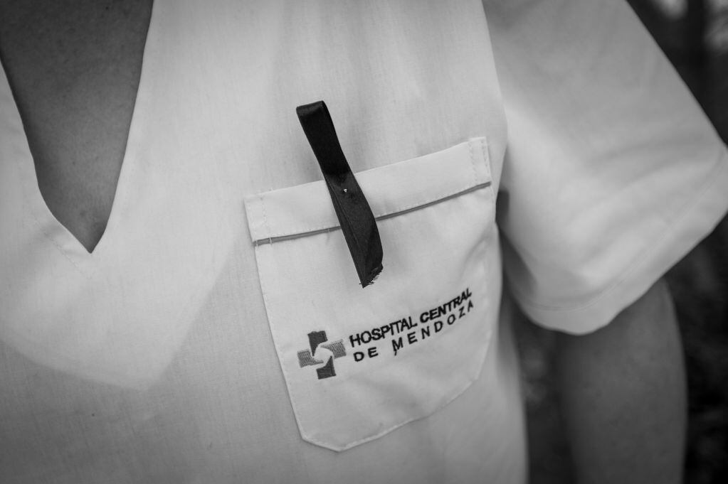 Médicos y enfermeros llevaban una cinta negra. Foto: