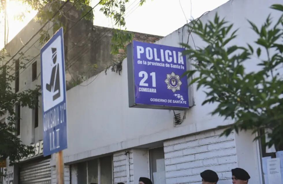 Recapturaron a dos de los 25 delincuentes que escaparon de una cárcel en Rosario. Restan atrapar a 11 reos.
Foto: Juan José García / Clarín.