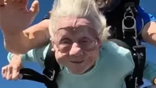 Una mujer de 104 años saltó en paracaídas y busca entrar en los Guinness