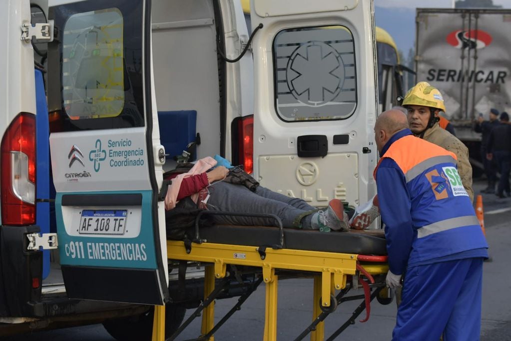 Un colectivo chocó de atrás a un camión en el Acceso Este y dejó varios pasajeros heridos (Orlando Pelichotti / Los Andes)