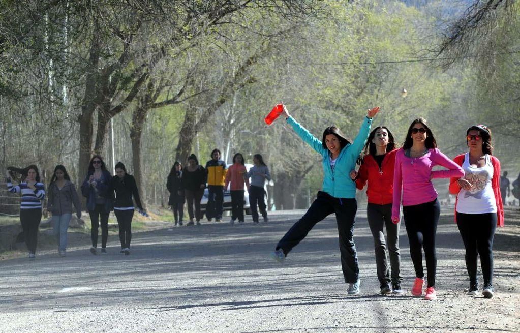 Las juntadas en la zona de Potrerillos ya son un clásico de primavera, aunque con controles municipales. Foto: Archivo Los Andes (Imagen ilustrativa).
