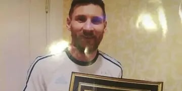 Se hizo viral una imagen del '10' de la Selección con una plaqueta firmada por La Doce. 