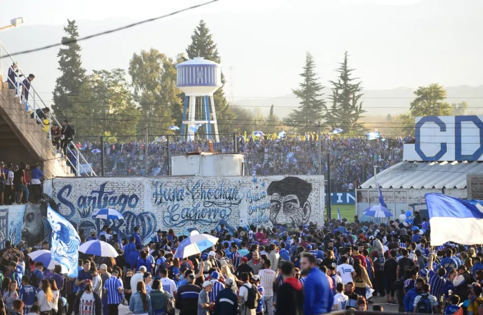 Explotó el estadio Feliciano Gambarte con más de 10 mil hinchas festejando los 100 años del Tomba.