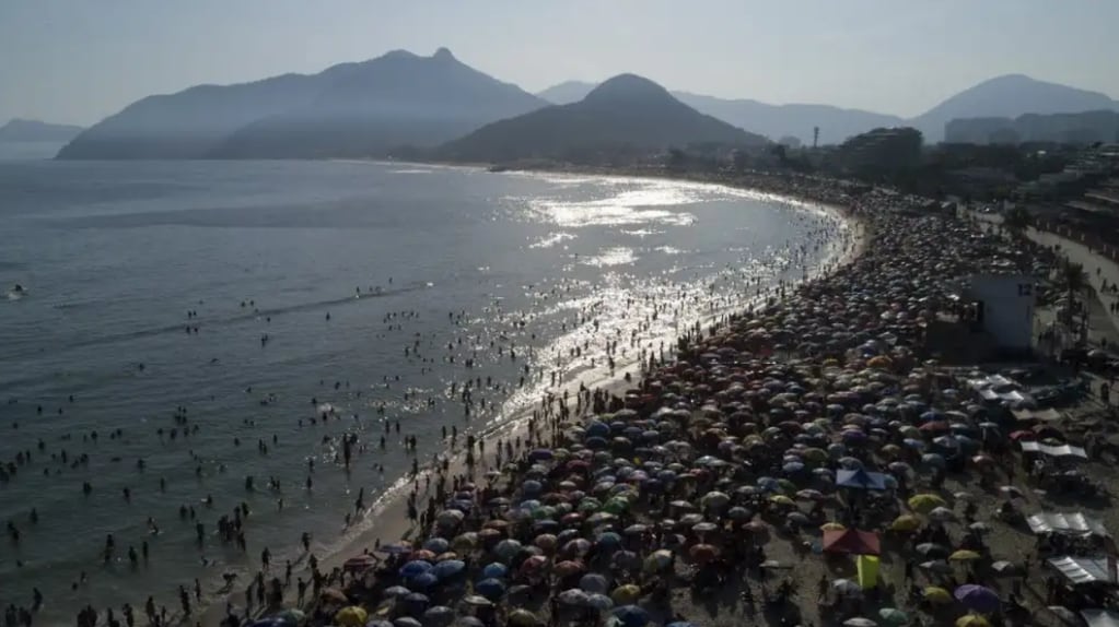 Vista aérea de personas disfrutando de la playa Recreio dos Bandeirantes en Río de Janeiro, Brasil. Foto: Perfil