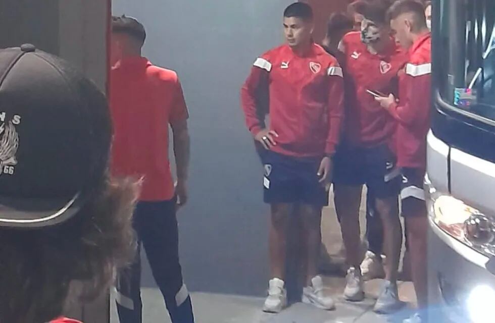 Cinco integrantes de la barrabrava de Independiente increparon a los futbolistas.