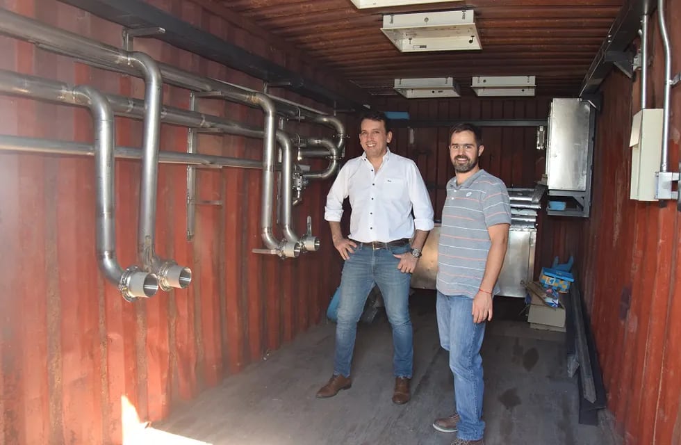 Tadeo García Zalazar junto a Andrés Benito, uno de los creadores de Nexeaa, en lo que será la planta piloto.