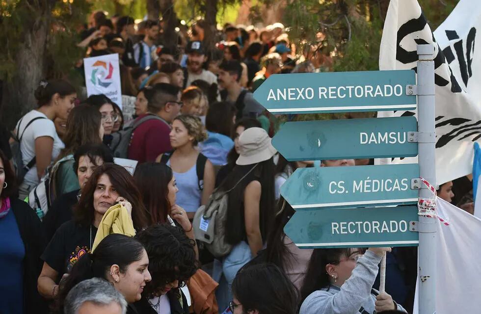 Archivo de la movilización de la UNCuyo por más presupuesto.
Foto: José Gutierrez / Los Andes