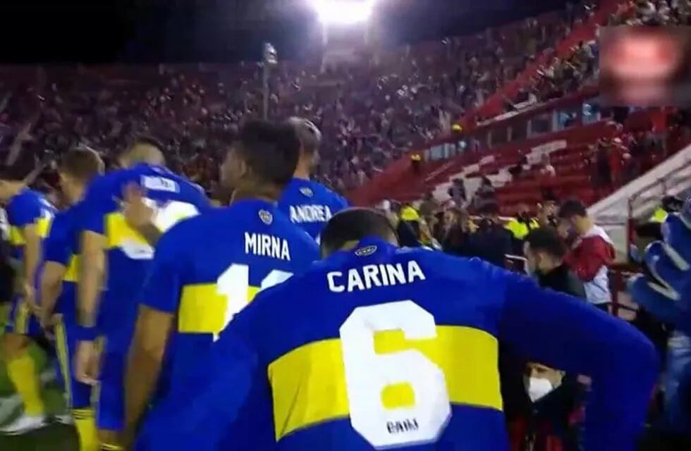 Los futbolistas del Xeneize salieron a la cancha con los nombres de sus madres en la espalda, tal como sucedió el día que debutó Carlos Tevez.. / Gentileza.